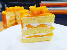 Load image into Gallery viewer, Fresh Mango Cake
