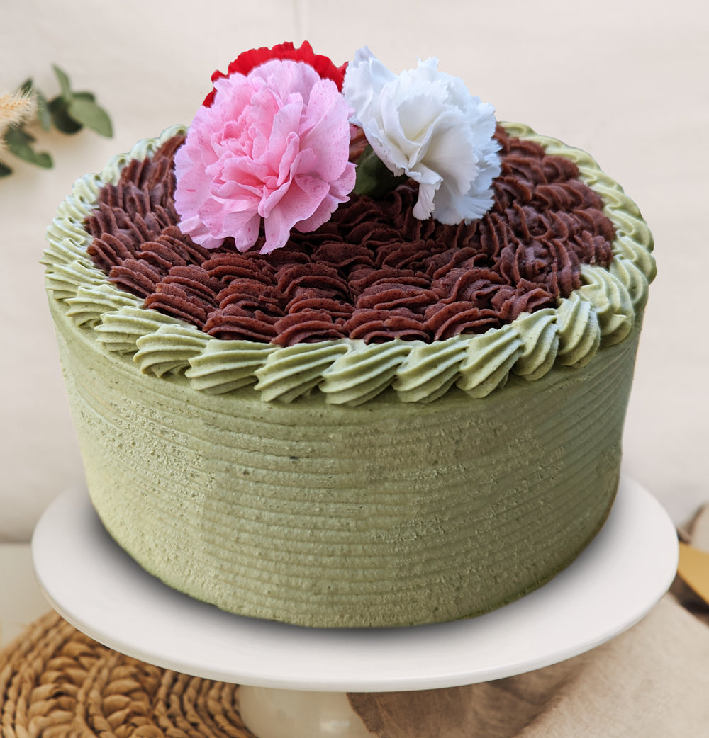 Layer cake with matcha tea, creamy coconut & strawberry icing (w /  KitchenAid) - Lilie Bakery